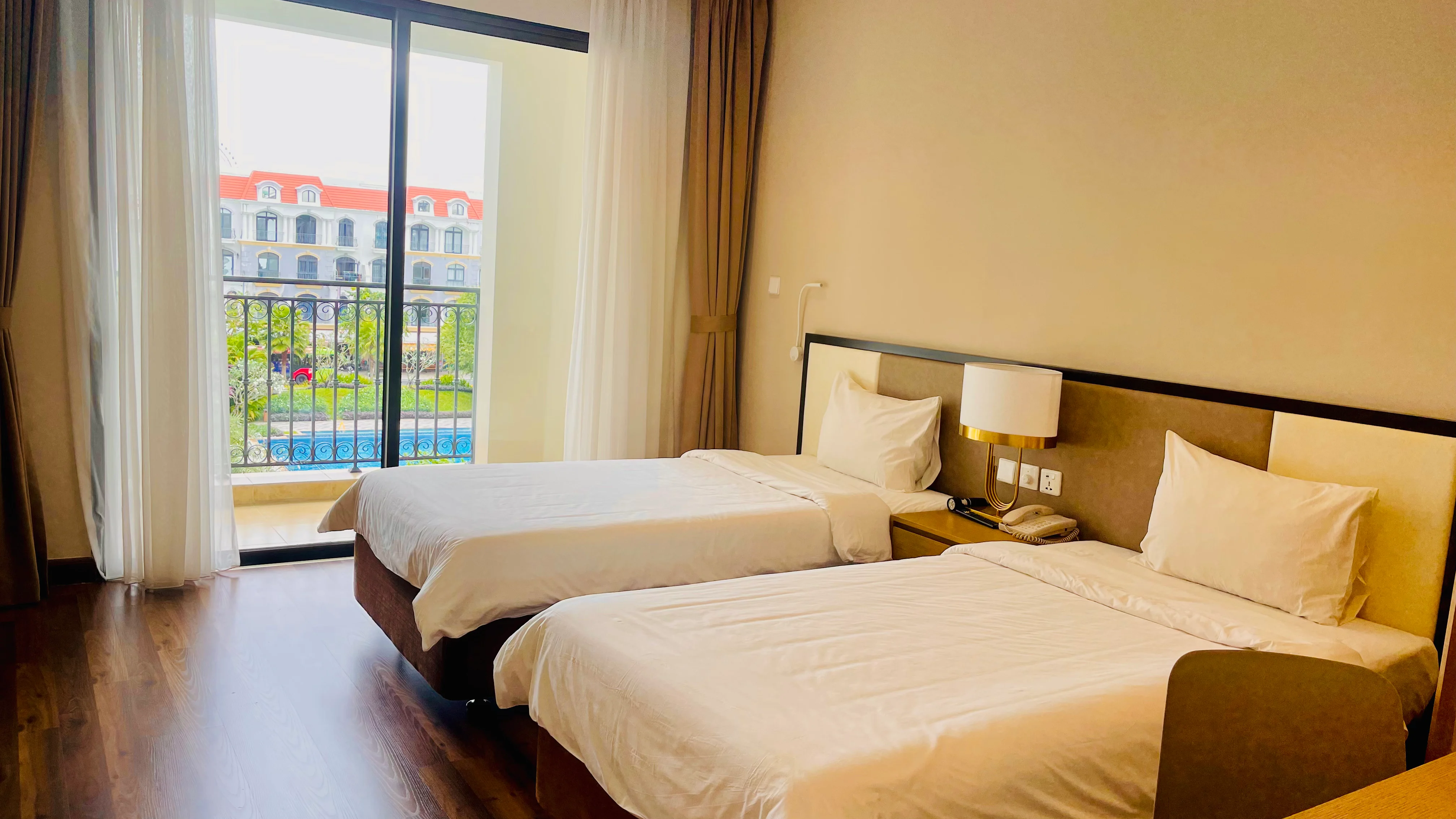 Phòng Tiêu Chuẩn Hướng Bể Bơi Hai Giường Đơn